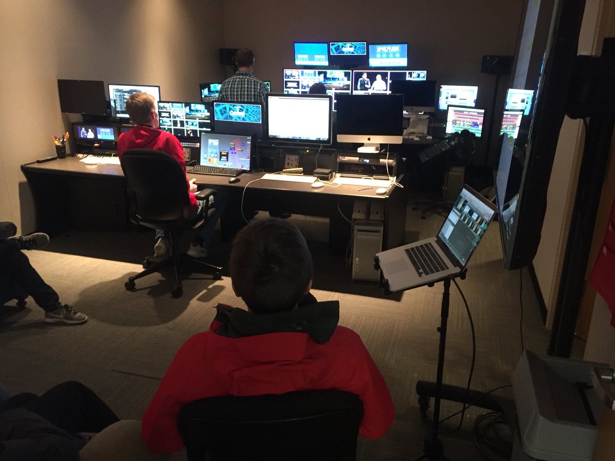 dvos's tweet image. Sports Broadcasting Winterim at Central Wesleyan learning about live video behind the scenes and running the big board  #hcwinterim2018 @hcmaroons