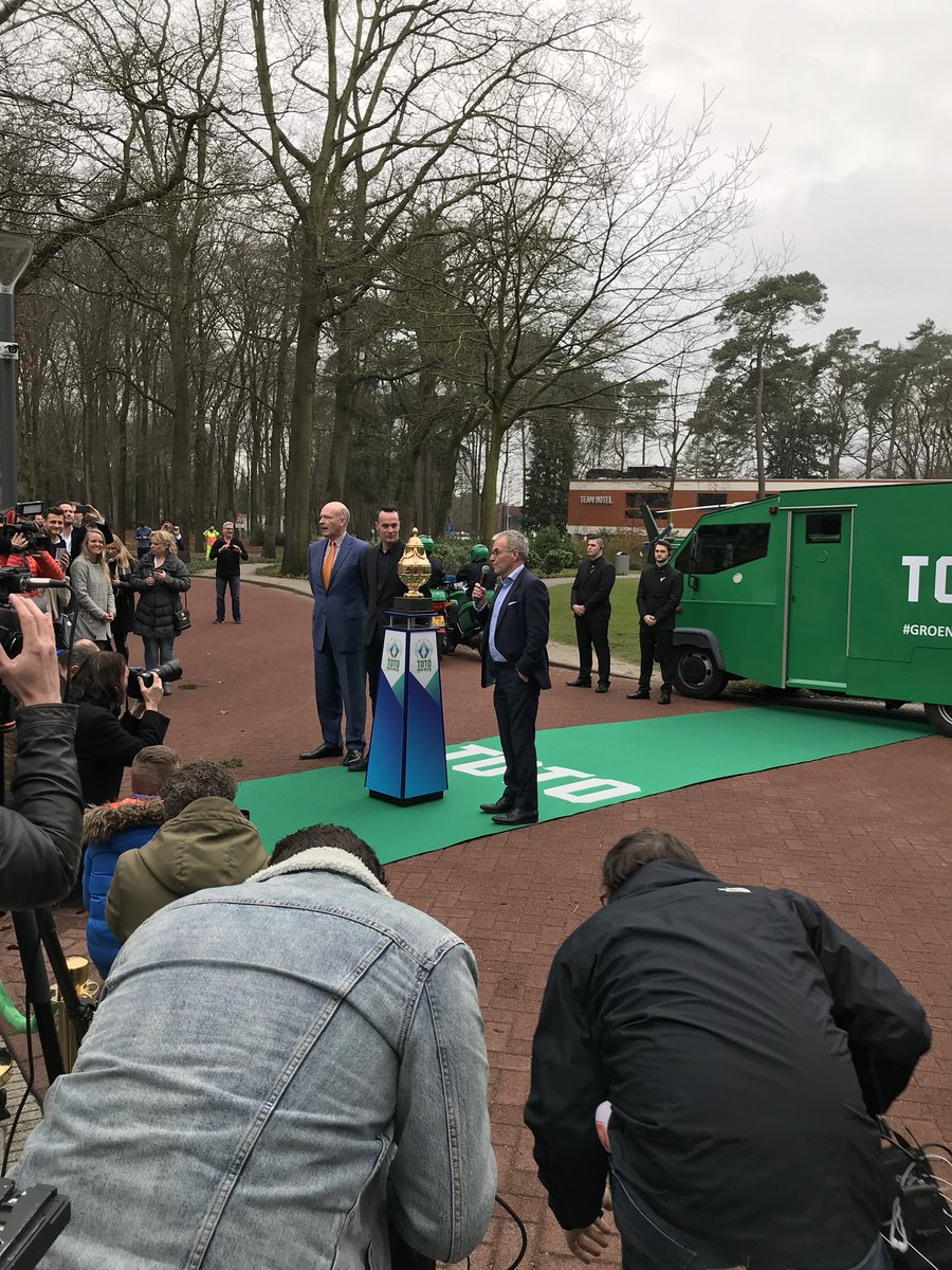 JoostBroerse's tweet photo. Namens PEC Zwolle te gast bij onthulling gouden TOTO KNVB beker in Zeist. #100ste beker #samen met Kees Kist (AZ) #azzwo #pas op voor de Wolf! https://t.co/NwjfKsfhrz