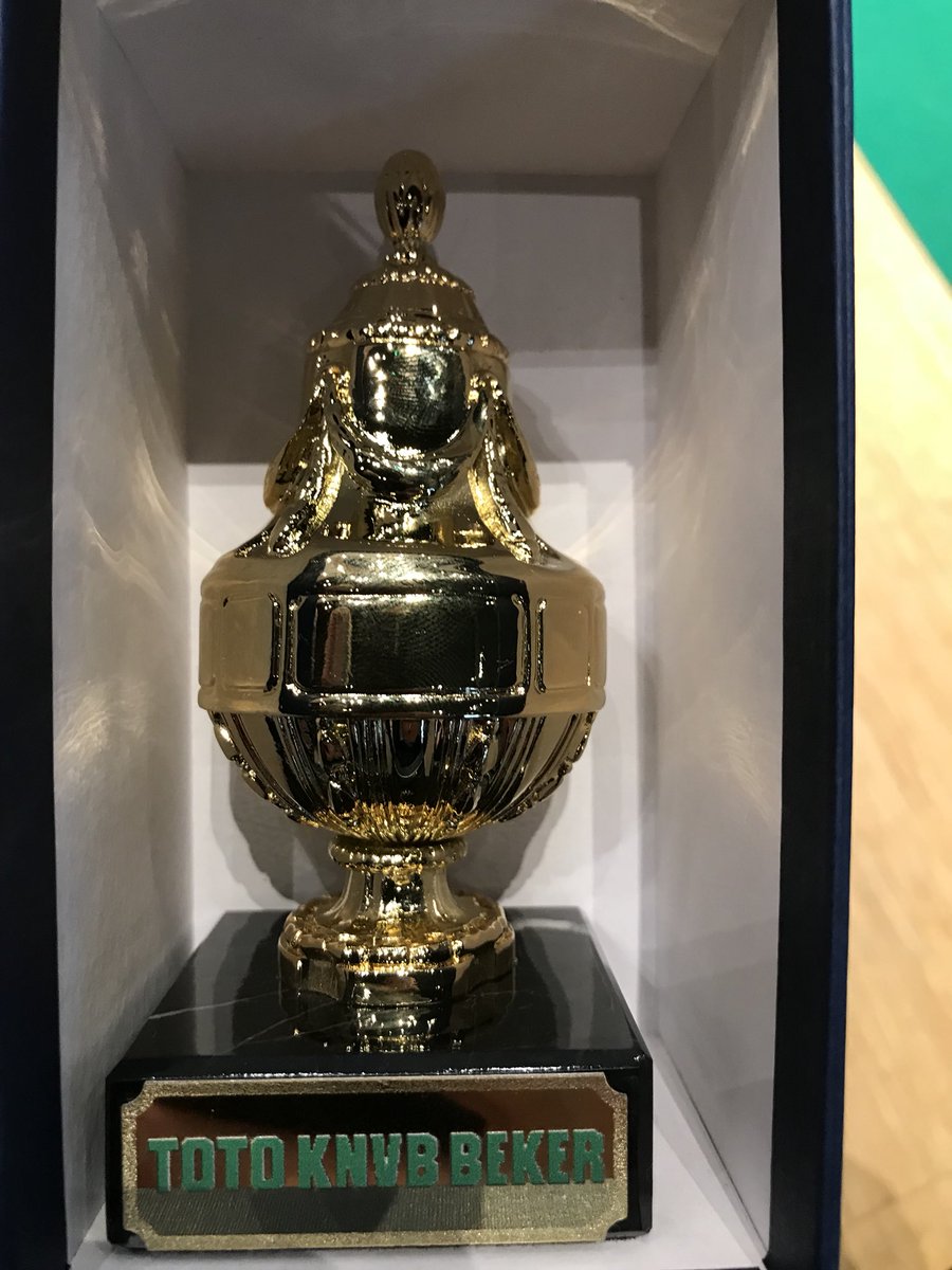 JoostBroerse's tweet photo. Namens PEC Zwolle te gast bij onthulling gouden TOTO KNVB beker in Zeist. #100ste beker #samen met Kees Kist (AZ) #azzwo #pas op voor de Wolf! https://t.co/NwjfKsfhrz