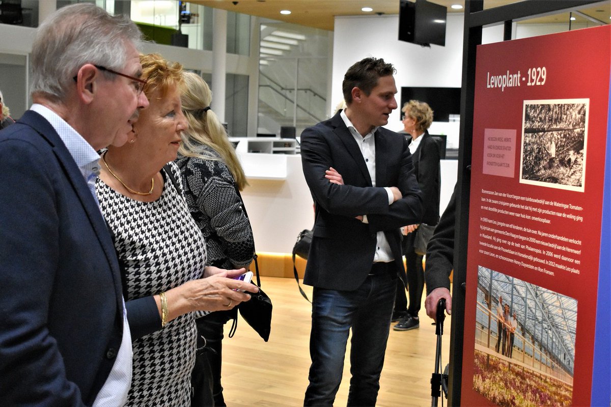 #Expositie <a href="/GeworteldinWL/">GeworteldinWestland</a> #stadhuis <a href="/GemWestland/">Gemeente Westland</a> geopend door vier generaties <a href="/KnaapJan/">Jan van der knaap</a> en #burgemeester #agnesvanardenne <a href="/JanWillem89/">Jan-Willem</a>