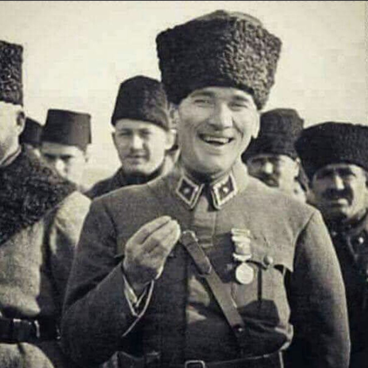 Birgün bilimle çelişirsem benim değil bilimin yanında olun diyen ben, başta aritmetik terimleri yüzlerce sözcük türeten, sürekli okuyan ben, ama bilimle en çok ilgilenen devlet adamı iddiaya göre sen😄Buna neremle gülsem