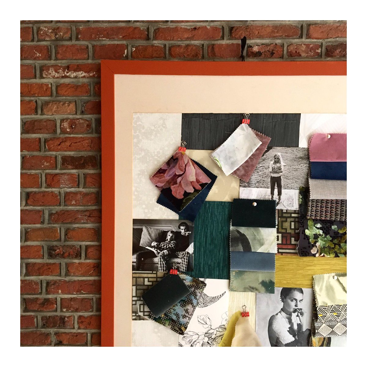 I N S P I R A T I O N aan de wand! Dit seizoen mixten we oranjetinten met oudroze, grijs en geelgroen. Pittig het voorjaar in! #inspiration #moodboard #interior #fashion #ss18 #fabric #wallpaper #popofcolour #KleurInHuis #Leiden