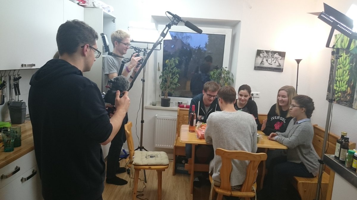 Hier wird fleißig produziert!
Demnächst dann zu sehen auf unserem YouTube Kanal! 
#Geheim #IrgendwasMitKochen