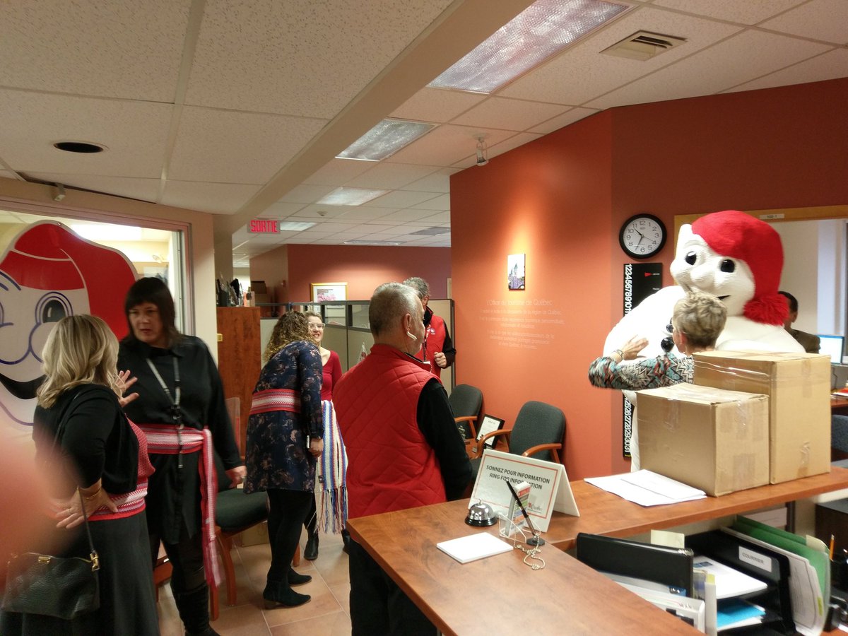 pointcomm_'s tweet photo. En tournée de la bougie à l'OTQ avec @BHCarnaval! #carnavalqc https://t.co/HlMAlF629v