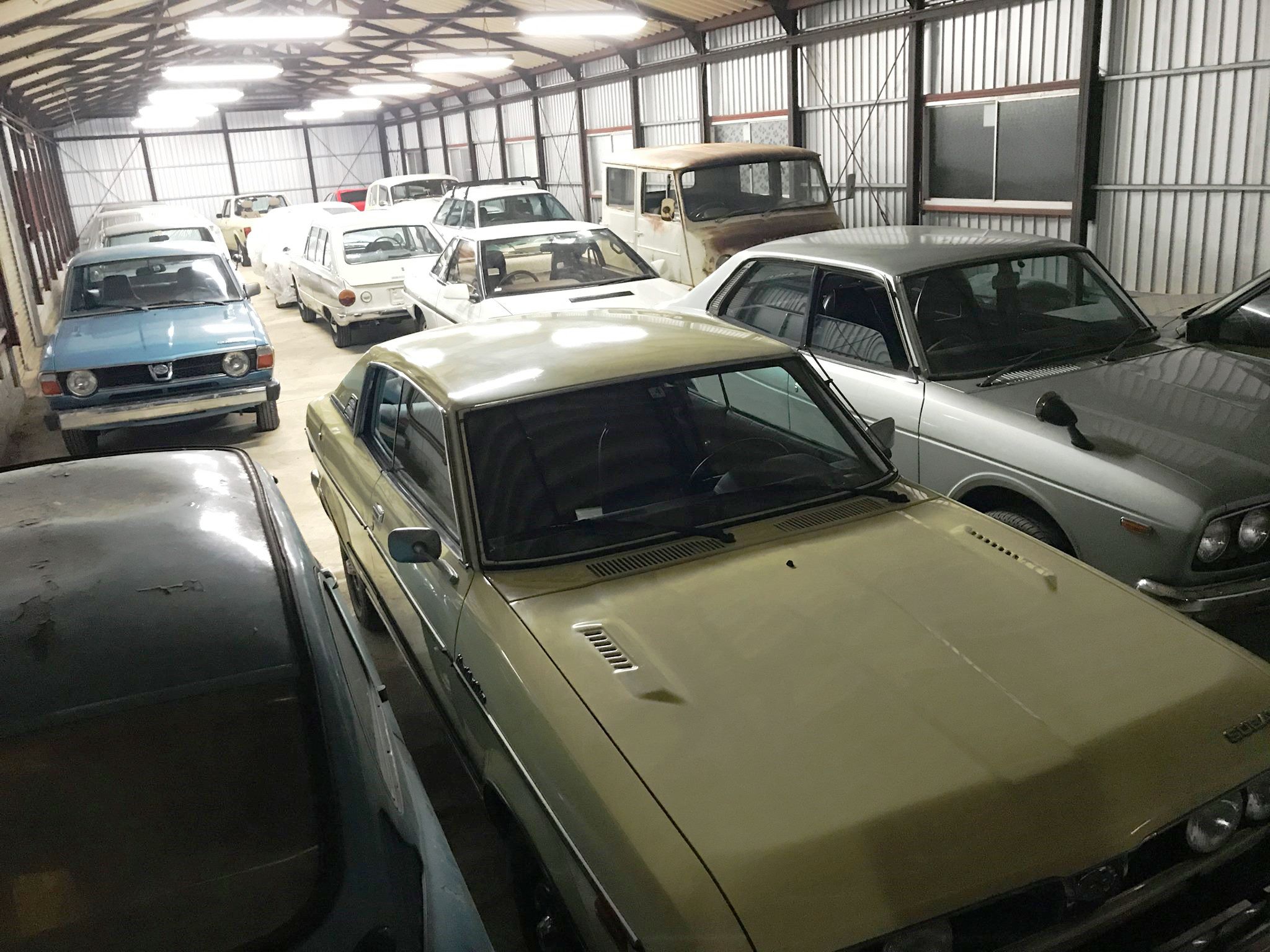 五条銀吾 株式会社高輪自動車 17 12 25 この暮れに雪崩のように押し寄せた新着車両達 店舗以外の置場も ほぼ すし詰め状態であります 特にクラシックレオーネは今なら何でもあります 左ハン 右ハン ワゴン セダン クーペ ご興味ある方