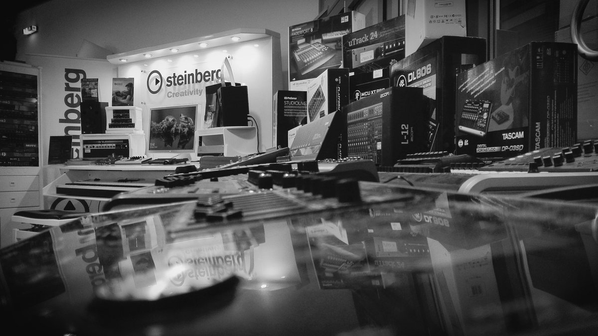 Hier ein Snapshot unserer Studioabteilung Hamburg. 

#recording #musikgeschäft #hamburg #homestudio #recordingstudio #mobilerecording #cubase #steinberg #wavelab #dorico #mikrofone #blogger #youtuber #usbmic #twitch #streaming #audiogear #justmusic #justmusichamburg