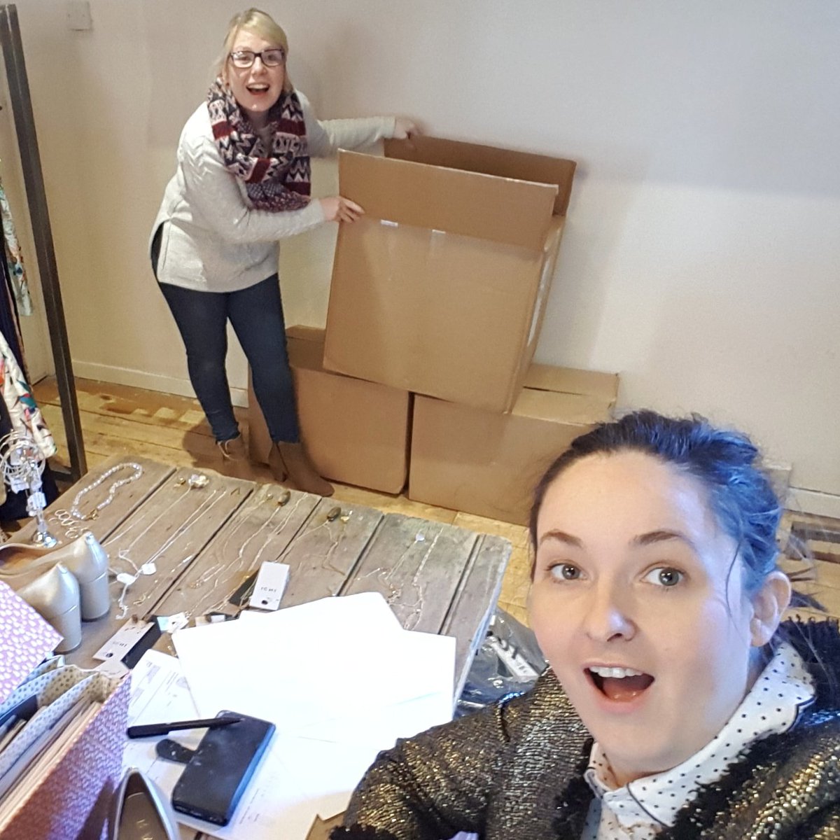 Ma boxes wedi dechrau cyrraedd yn Lan Llofft yn llambed ac yn Machynlleth! Ecsited bost!xx