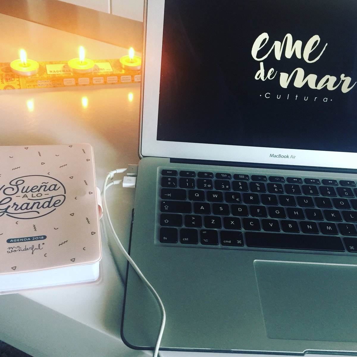 emeforastera's tweet photo. Viernes de trabajo/relajación #eMedeMar https://t.co/Msyj6OiPaL