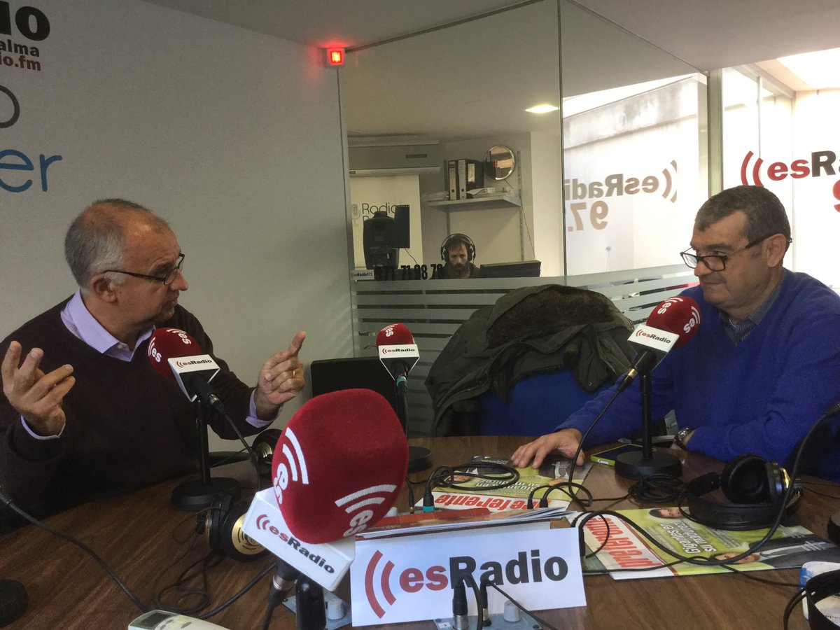 esRadioBaleares's tweet photo. "¿Por qué no elegimos a los próximos trabajadores públicos a los dados o lanzando una moneda al aire?", #JMato debate con el sindicalista Jordi Gual sobre el sistema de oposiciones + opiniones de #Twitter 👊🏻📻
https://t.co/XBWj9LP5X5 https://t.co/qLzplPRqSf