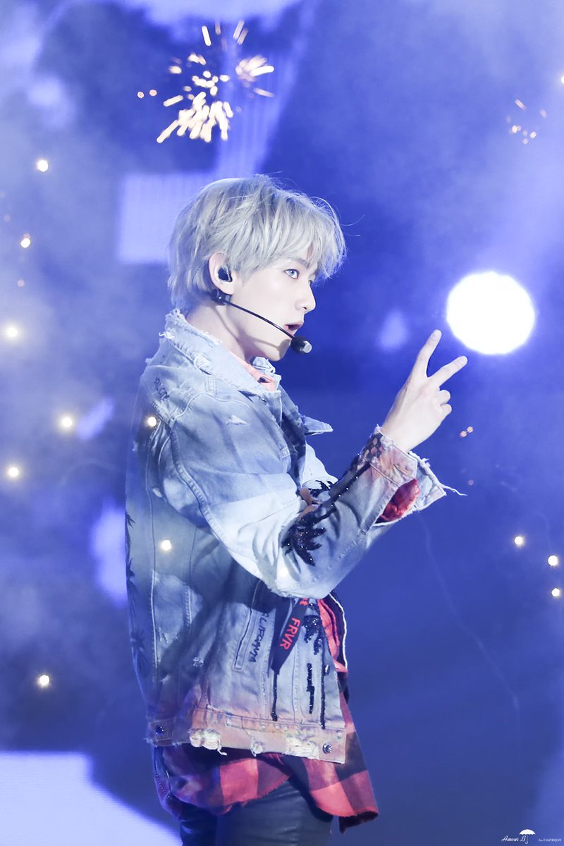 Bbeyourlove's tweet photo. 180111 골든디스크 #백현 #BAEKHYUN 현이의 머리위로 불꽃이 튀어오르면 나는 보정을 시작하지.빛을 다스리는 자~~✨https://t.co/bTLVjRjC9Nhttps://t.co/wCvZRipQx0 https://t.co/AJAI3aUttS