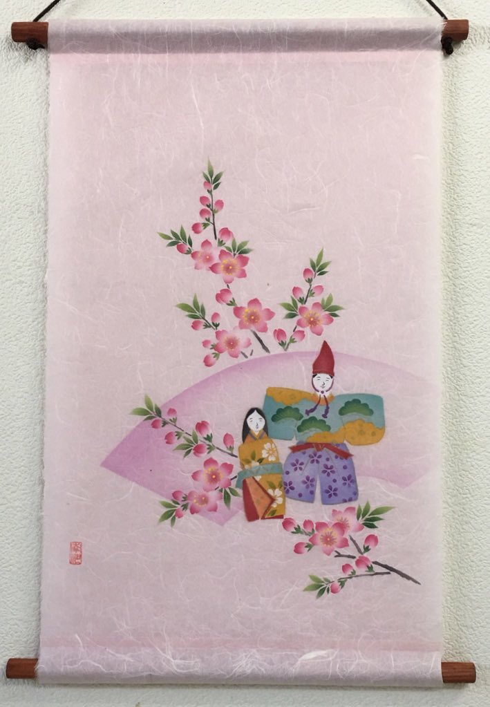 京友禅アート館 桜子ママ 福朗パパ お雛さまの手描き京友禅和紙タペストリー第2弾 ももの花バージョン 桃の節句を 福朗パパの 手作りタペストリーで飾って下さいね 3 500円 木製ポール付き お問合せはdmからお願いします お雛様 ひな祭り