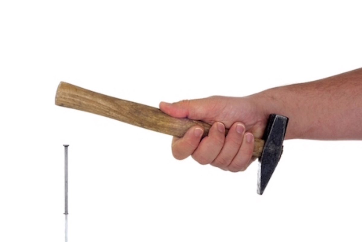 Предметы используемые не по назначению. Вещи в холодильнике. Неправильно использовать. Неправильно держит инструмент. Неправильно использовать.