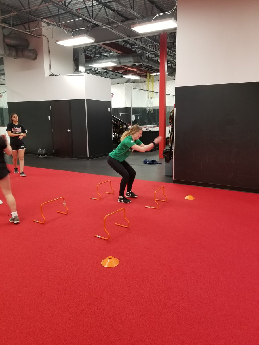 VelocityTC's tweet photo. Edina 15U A Green put in the work this week to stay one step ahead of the competition. In-season training allows continued athletic development and builds a more resilient athlete! @edinahockey https://t.co/tXYz8PgWKN