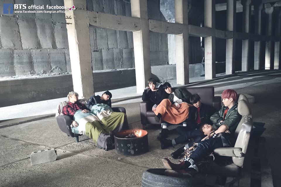 eri_phobia's tweet photo. #BestFanArmy 
#BTSARMY 
#iHeartAwards 
@BTS_twt
이거 본 사람들 화양연화병 돋는다 이제 https://t.co/guIKDKE8XB
