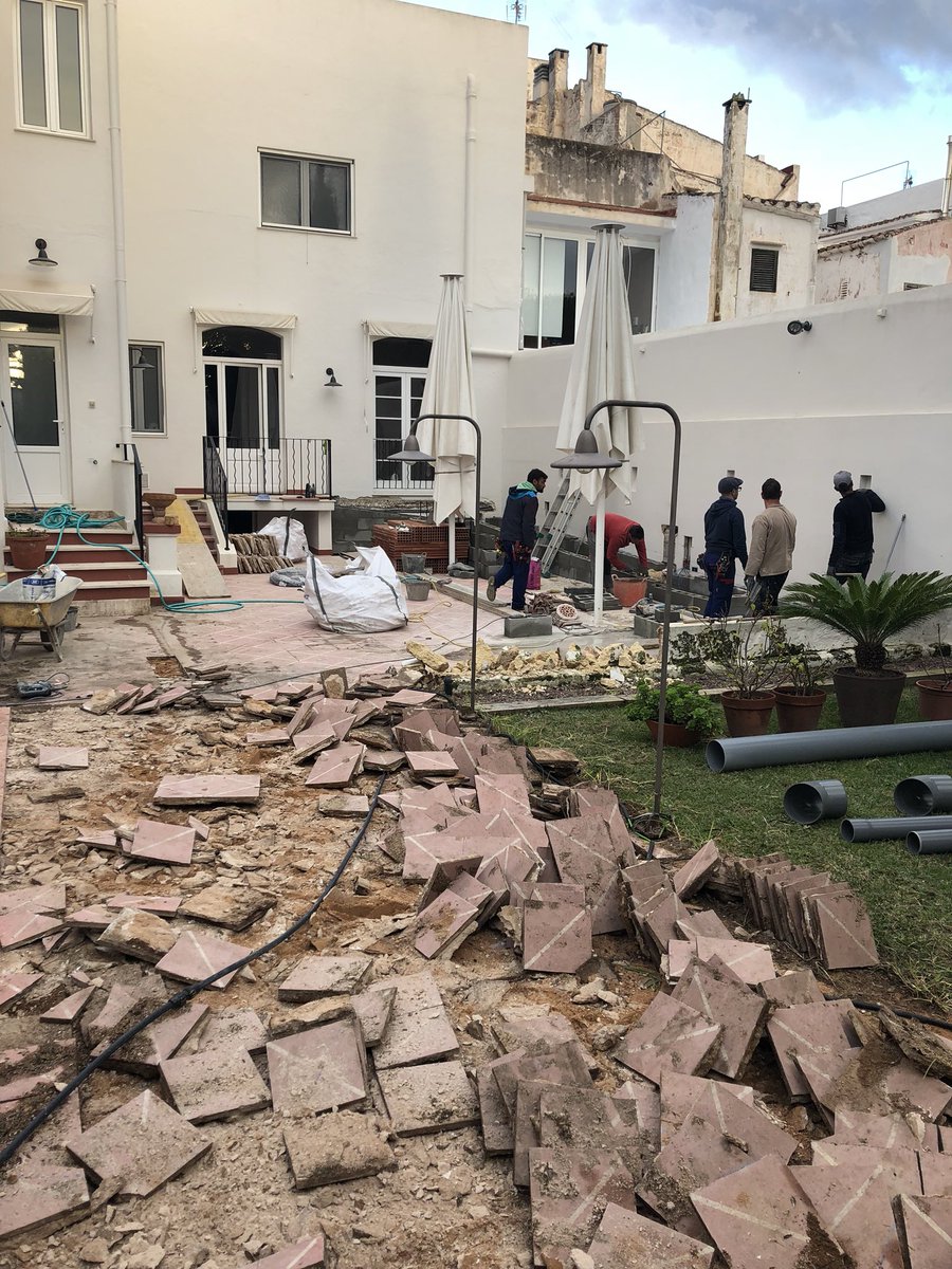 PINS46's tweet image. Tancat per obres. Així comencem el 2018 a @PINS46 per posar, d’aquí a uns mesos, punt i final a un període d’aproximadament tres anys sense poder gaudir de la joia del restaurant: el nostre pati interior! En breus, el resultat final #pins46 #ciutadella #pati #patinterior