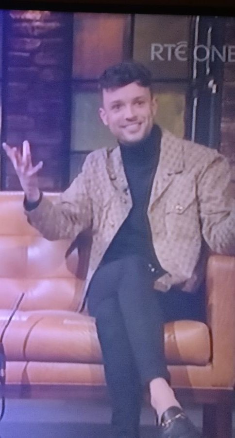 DriverLiam's tweet photo. #latelate #LateLateShow #TheLateLateShow #JamesKavanagh self-proclaimed #Queen of snapchat & #GayStereotypes clapping on the stage like a demented seal #instantfame #cringe get this creature off our telly https://t.co/pDWiPiedsA