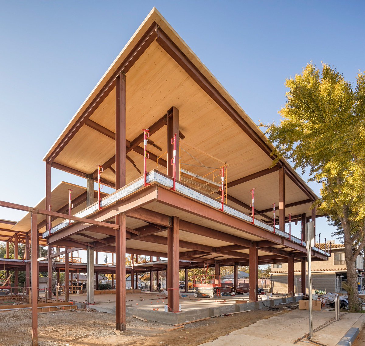 Structurlam's tweet photo. Kicking off the weekend with some superb photos from the CLT installation at Brentwood Public Library in California. ๐ท: @blakemarvin
#CLT #Glulam #sustainable #wood #woodbuilding #architecture #architecturelovers #holmesstructures #fogstudio https://t.co/onTaJvHQzW
