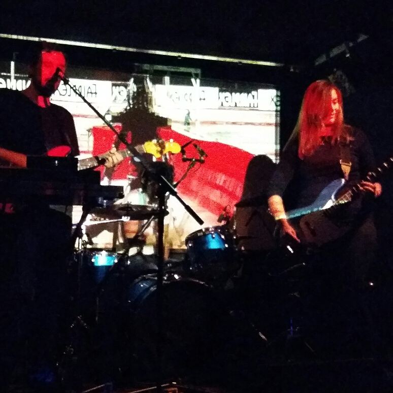 Noche de viernes a ritmo de <a href="/mihassanband/">mihassan</a> en la sala #ElJuglar #cromadisimo #Concierto #Madrid