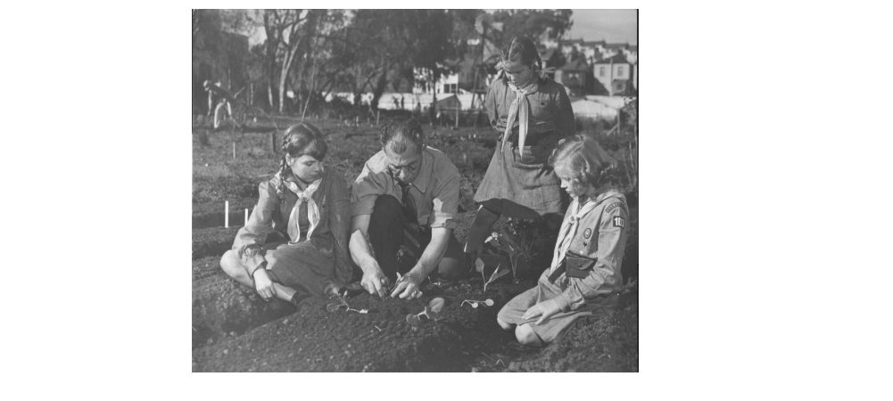 KCArchives's tweet photo. We wrap up today's #ArchivesResolutions with the goal of spending more time with friends in 2018. In this photo these @girlscouts friends are learning how to plant a victory garden, circa 1942. NAID 6423777 https://t.co/yylf9D288F