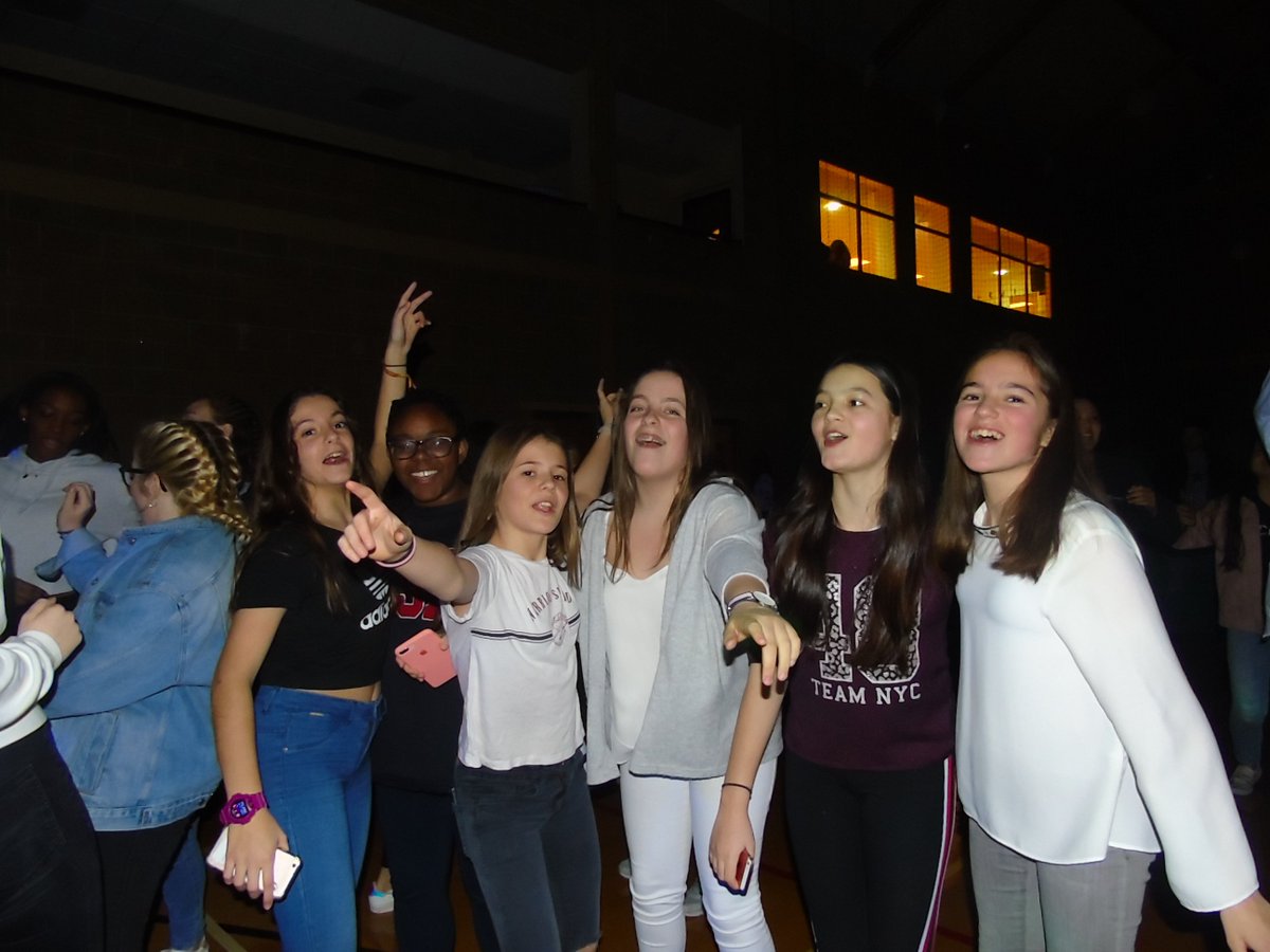 MaddockQAS's tweet photo. Closed weekend has gotten off to a great start with a delicious 3 course meal and a karaoke disco we all had so much fun! @QASCaversham #iloveboarding https://t.co/6yqUA6PGiF