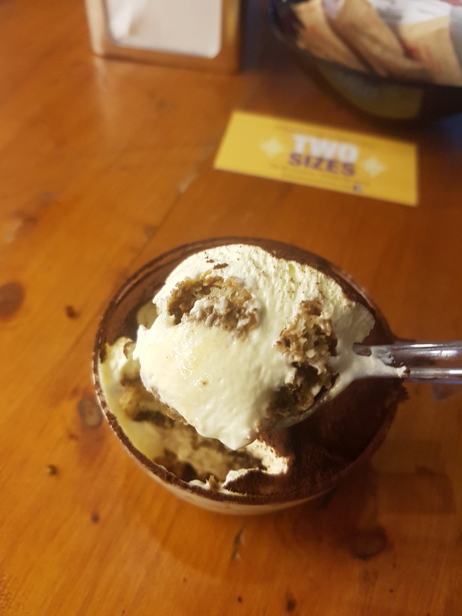 로마 Two Sizes 7유로 개인적으로 폼피보다 맛 있던 집 유명하길래 가본건데 피스타치오 맛이 있길래 주문해서 후다닥 먹고 바로 커피맛으로 두탕! 촉촉 보다는 시트를 좀 흥건히 적신 타입인데 크림에서 재료의 진한맛 자체가 폼피보다 더 진하고 맛있고 인생! 급은 아니지만 한번 더 가보고 싶은 집!