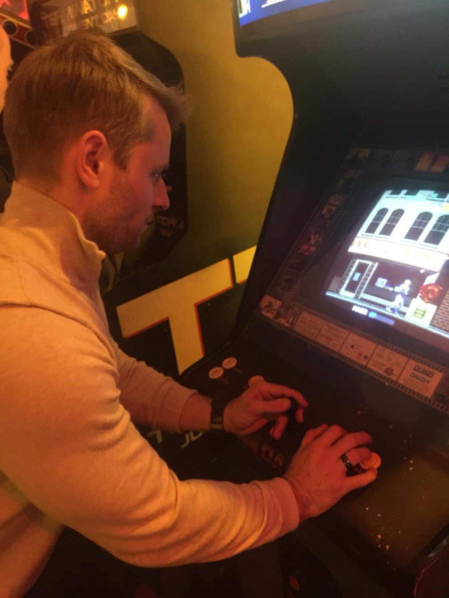 kingmonkey25's tweet image. Great way to end the week; a catch-up with @Gettwodachoppa for some #retrogaming @futureartists pop-up - History of Video Games in London's Carnaby Street. Highlights = beating Double Dragon on the Master System &amp;amp; Ninja Turtles arcade! 😁🕹👽 #GamersUnite