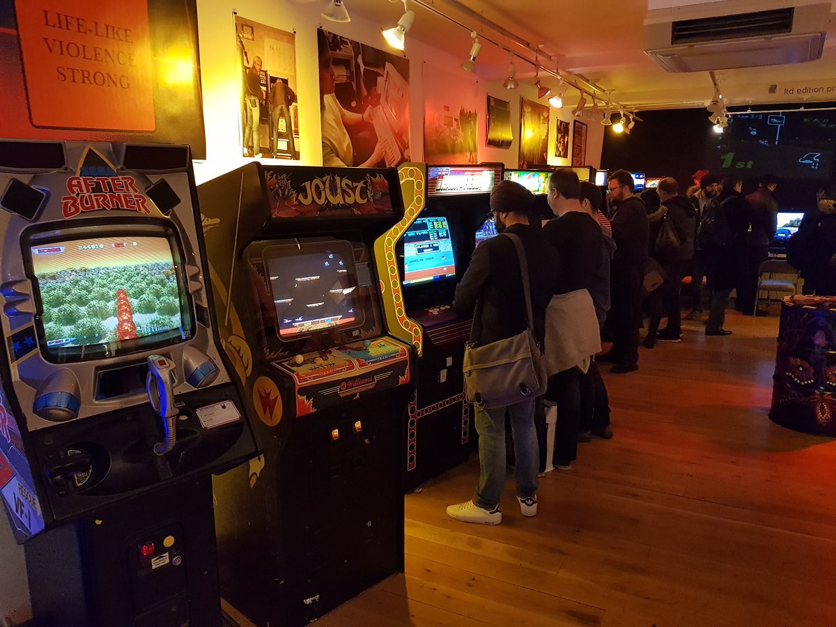 kingmonkey25's tweet image. Great way to end the week; a catch-up with @Gettwodachoppa for some #retrogaming @futureartists pop-up - History of Video Games in London's Carnaby Street. Highlights = beating Double Dragon on the Master System &amp;amp; Ninja Turtles arcade! 😁🕹👽 #GamersUnite