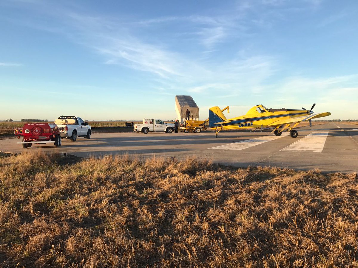 CAPBAOficial's tweet photo. La aviación agrícola brinda servicios para control de malezas, plagas y enfermedades de los cultivos, fertiliza, siembra (foto al pie) y colabora en control de incendios, control de insectos vectores y tareas de búsqueda y salvataje. #VolemosJuntos #CAPBA https://t.co/AgL6aQIc7C