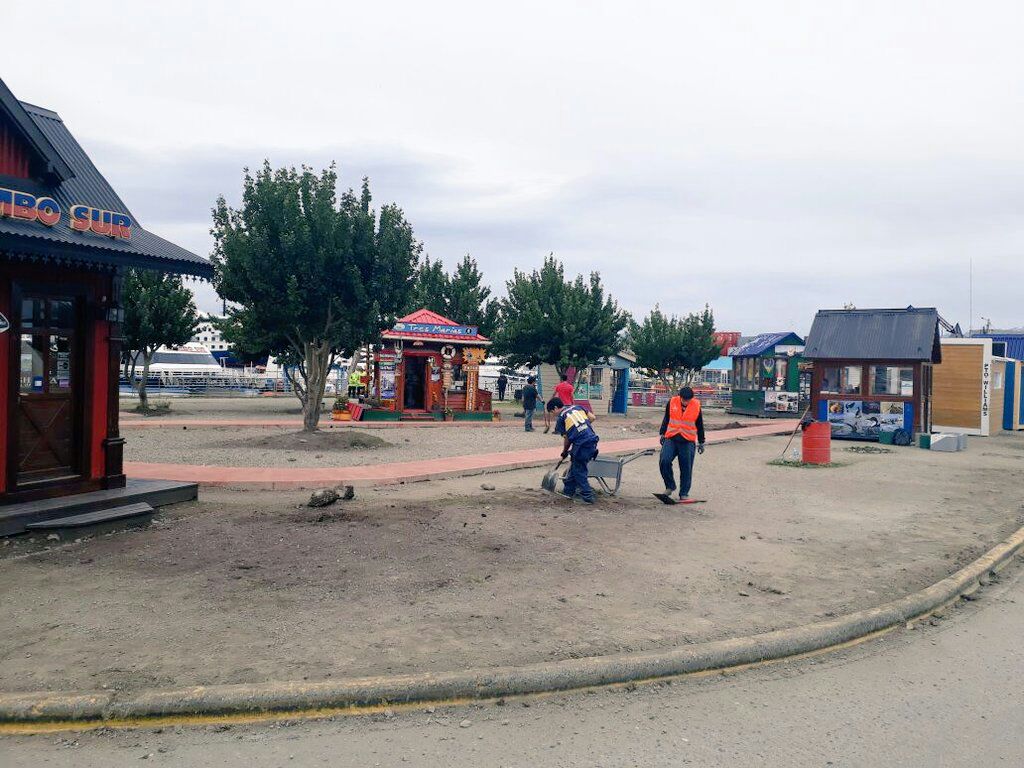 Parquizamos el sector de Boleterías de Navegación Marítima; trabajo coordinado entre las secretarías de Turismo, de Planificación y de Medio Ambiente. Intervenimos el sector con arbolado, plantines y la colocación de césped.
#LaCiudadQueElegimos #VivirMejor