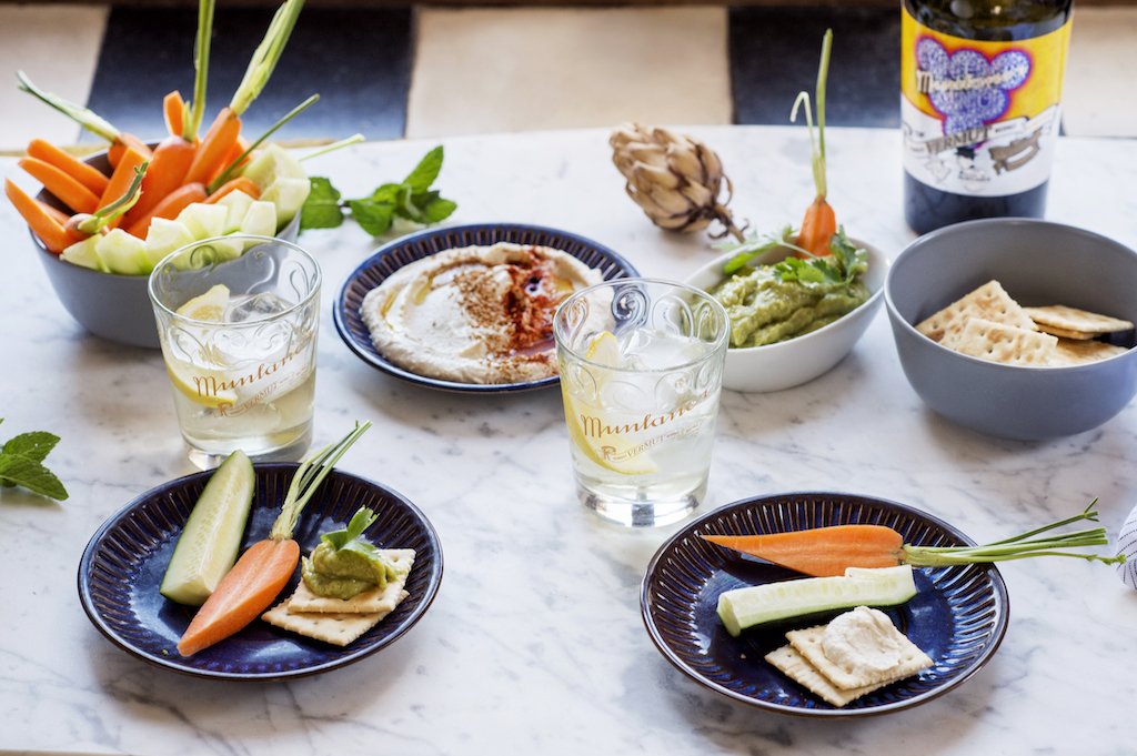 Després dels tiberis nadalencs, prendrem un vermut més lleuger amb dips d'hummus i guacamole.