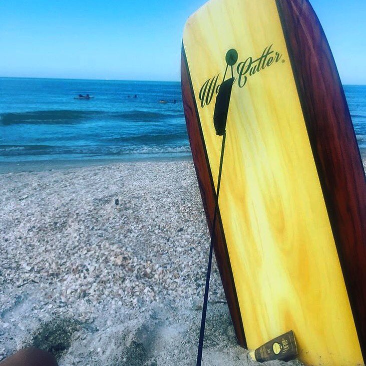 thewavecutter's tweet photo. Starting the weekend early...
๐ตโ๏ธ๐
@SurfOutfitter / @TrustTheBum
#thewavecutter #wavecutter #friday #friyay #sunbum #trustthebum #weekendstateofmind https://t.co/oL8RiVu7Z6