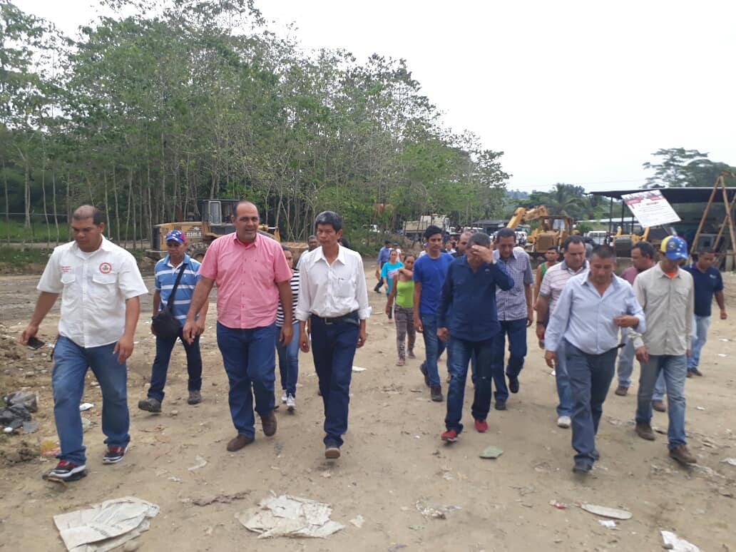 En compañía de los Alcaldes de los Mcpios. Rivas Dávila, Tovar, Alberto Adriani, Zea y Antonio Pinto Salinas visitando el vertedero de basura de El Vigía, haciendo continuidad a la solución de la problemática ante los desechos sólidos.
#GobernaciónDelEstadoMérida
#12Ene