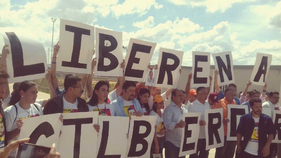 steyciescalona's tweet photo. Cuando eres amigo, hermano, líder,  hombre ejemplar: La solidaridad  sigue INTACTA. Gilber, aquí  estamos, JAMÁS  te dejaremos sólo.  Esta lucha la ganaremos,  UNIDOS ... y será  muy pronto. https://t.co/YPEnJYDxfe