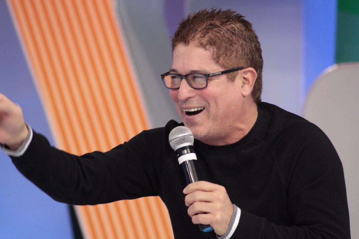 A pesar de su complejidad, la vida en sí misma es una FIESTA. Disfrútenla y sonrían. Feliz fin de semana!! #ivanruiztv #tvdominicana #smile #partyweekend