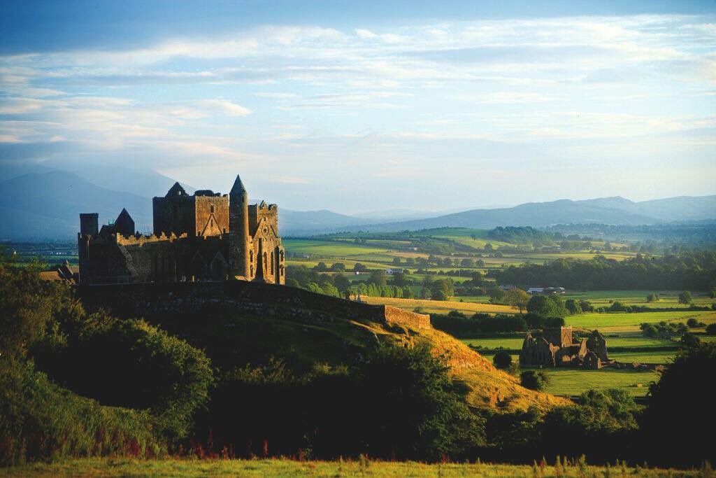 IrlandaEnEsp's tweet photo. La Roca de Cashel en el Condado de Tipperary (Día 1 en nuestro tour de la Costa Atlántica de Irlanda). Dadle a ‘me gusta’ si querríais estar aquí. https://t.co/6IRxafZA3B #irlanda #tipperary #cashel #monastico https://t.co/3bcR4uudRB