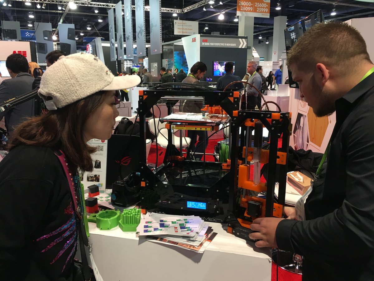 VozdeAmerica's tweet photo. En VIVO VOA en entrevista con un emprendedor mexicano que está imprimiendo alimentos con una impresora 3D en feria tecnológica #CES. #MakerMex ---> https://t.co/qyGmRWrtgu https://t.co/9kH2T6XiYx