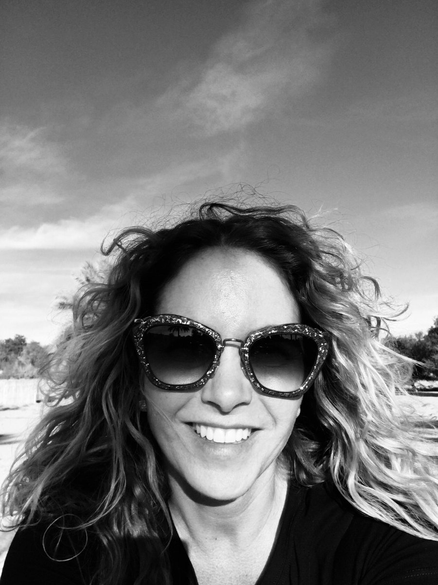 LuceroMexico's tweet photo. No veas tus defectos en un espejo de aumento. Eso es irreal. No hay ninguna visión que tenga ese nivel. Así que ama tus defectos y tus virtudes. Vive feliz como eres. https://t.co/SGUmcJhHxT