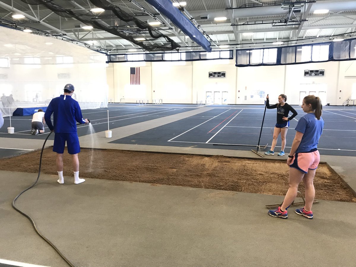 CoachGunny's tweet photo. Getting the pit ready! #JumpUD
#SolButlerClassic https://t.co/oJKKo3Bkkq