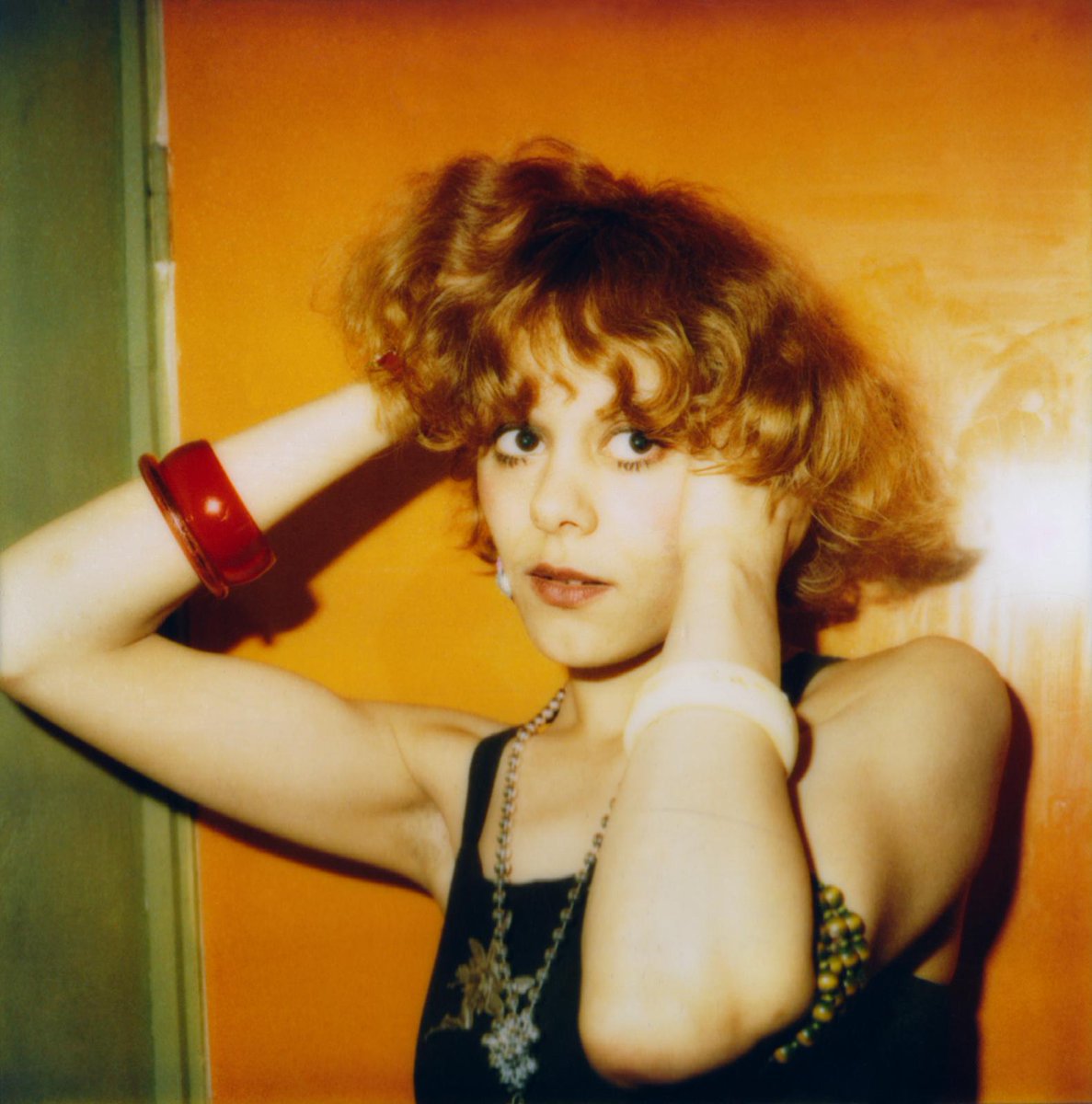 volkskrant's tweet photo. Animeermeisjes, uitbundige travestieten, prostituees, vaste gasten, passanten en kroegbazen. Dit echtpaar maakte in de jaren 70 honderden polaroids per avond in de rosse buurt: https://t.co/TwJR99miLD https://t.co/iot0lLSNMR