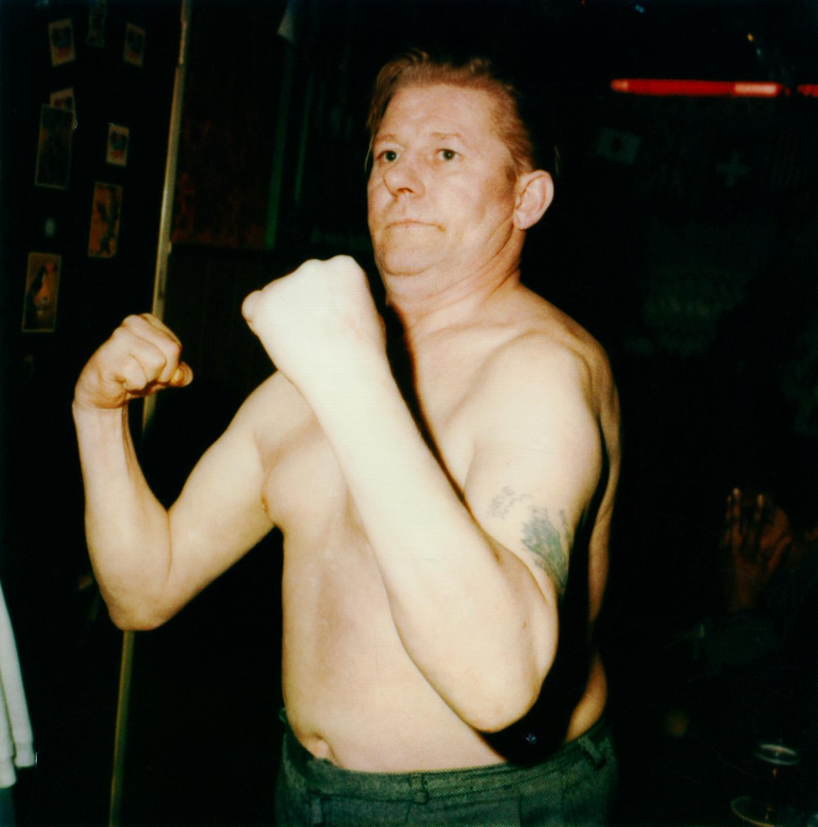 Animeermeisjes, uitbundige travestieten, prostituees, vaste gasten, passanten en kroegbazen. Dit echtpaar maakte in de jaren 70 honderden polaroids per avond in de rosse buurt: s.vk.nl/t037e-a4556717/