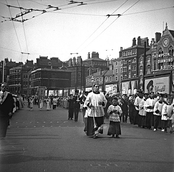 CinemaItaliaUK's tweet photo. Italian procession in Clerkenwell, 1950ca. See you this Tuesday at @RegentStCinema with our double bill about the roots of the Italian community in London: #SharpFamilies and #ArrivederciClerkenwell plus a Q&A with directors. Tickets: https://t.co/e6UBM8Chk1 https://t.co/fmscd0iltC