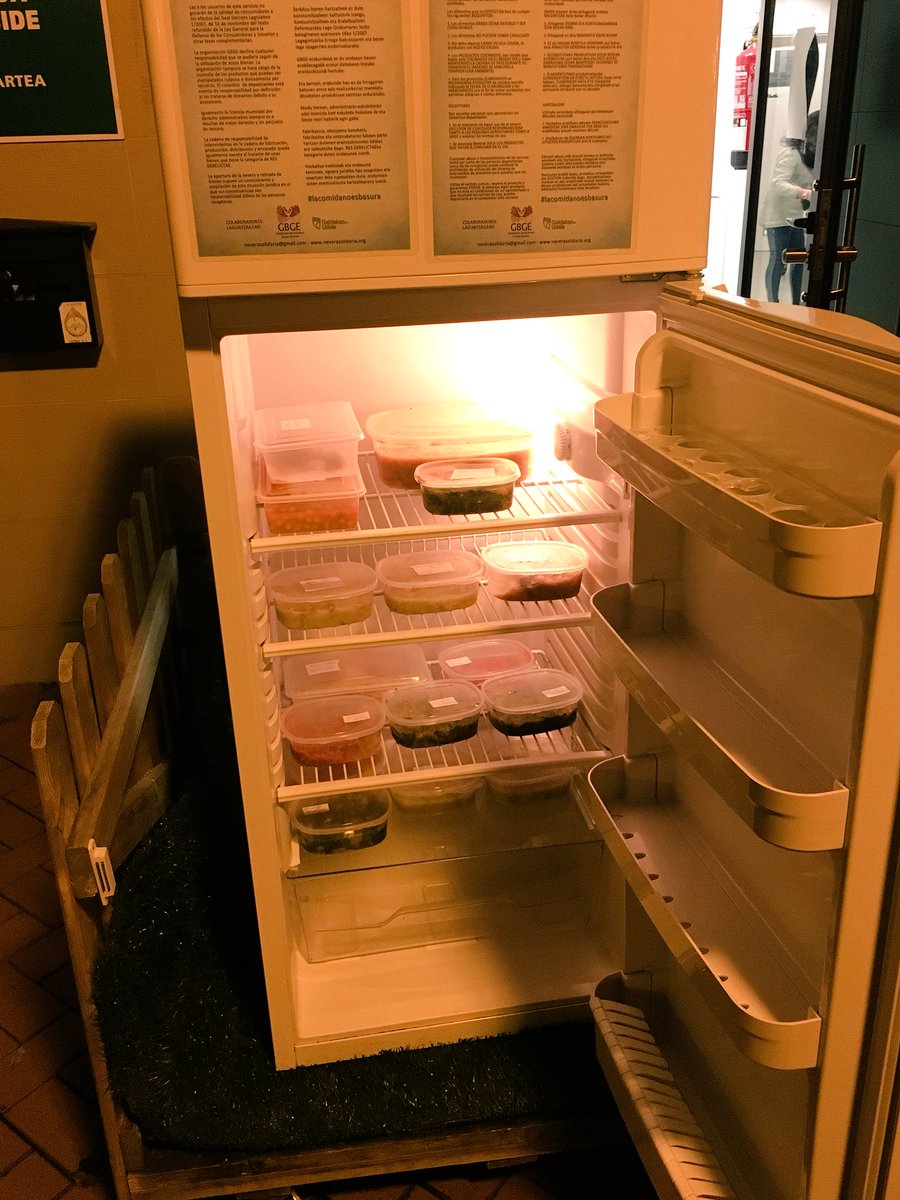 Salb_Burdinbide's tweet photo. La nevera solidaria de #Salburua espera pacientemente a que vecinas/os recojan los alimentos para la cena. https://t.co/eBuuJYzEyd