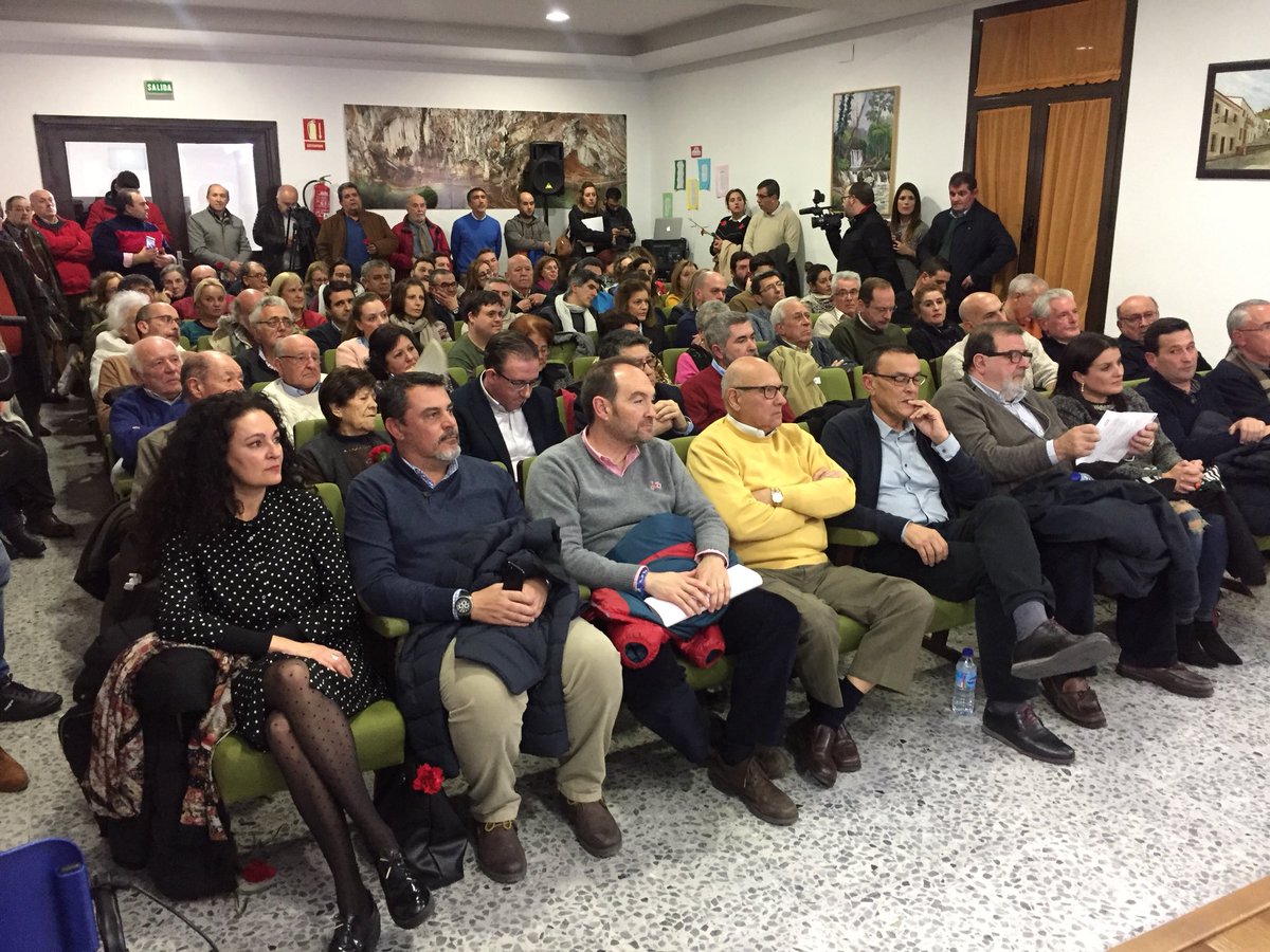 psoedehuelva's tweet photo. @_Caraballo_ @ManuelGuerra_ @JFerrera73 @jfdeloosantos @EzequielRS1974 @ManuelCumbres @rocioespinosa74 Lleno absoluto para una Agrupación que cumple 40 años de historia 
#Aracena #Huelva https://t.co/f805zGlLzS