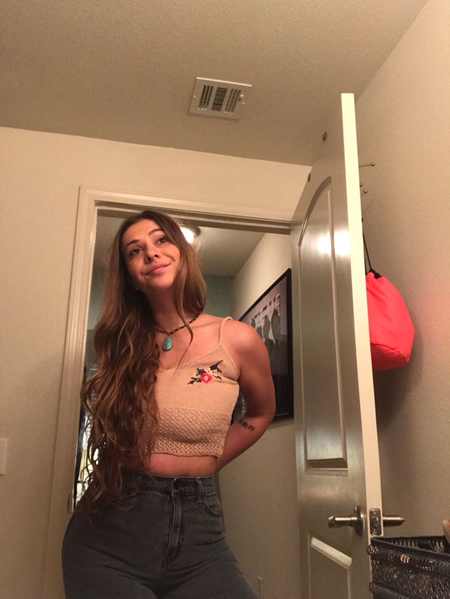 SarahBaska's tweet image. was just takin pics to see what my outfit looked like but it turned into a PHOTOSHOOT 😩🤙🏽☝🏽✌🏽🤞🏽