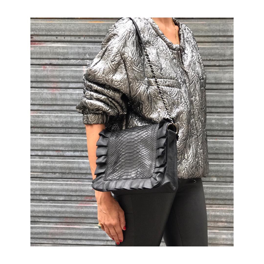 TCreateurs's tweet photo. Profitez de nos soldes luxe sur notre sélection de sacs et pochettes de jeunes créateurs de talent #tendancecreateurs #bagaddict #maroquinerieluxe #luxurybag #soldes https://t.co/u0Mkrs7DSi