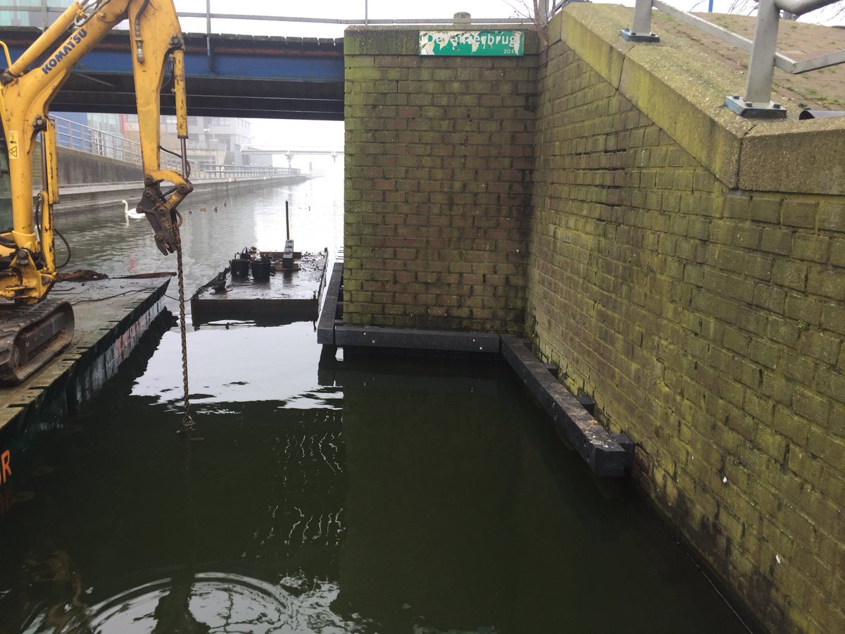 Deze week werkzaamheden uitgevoerd in #almere. Ca. 130 meter houten gording vervangen onder drie bruggen.