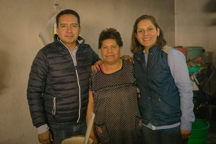 Mundo_Tlatehui's tweet photo. Hoy tuve el gusto de saludar a Don Joel y a Doña Lupita en su local, ubicado en Calle Orion Norte, donde comí un delicioso mole de panza en compañía de mi esposa. 

Increíble la calidez de la gente de San Andrés Cholula, #JuntosContruimos lo mejor para este municipio https://t.co/fDVW6gFeLQ