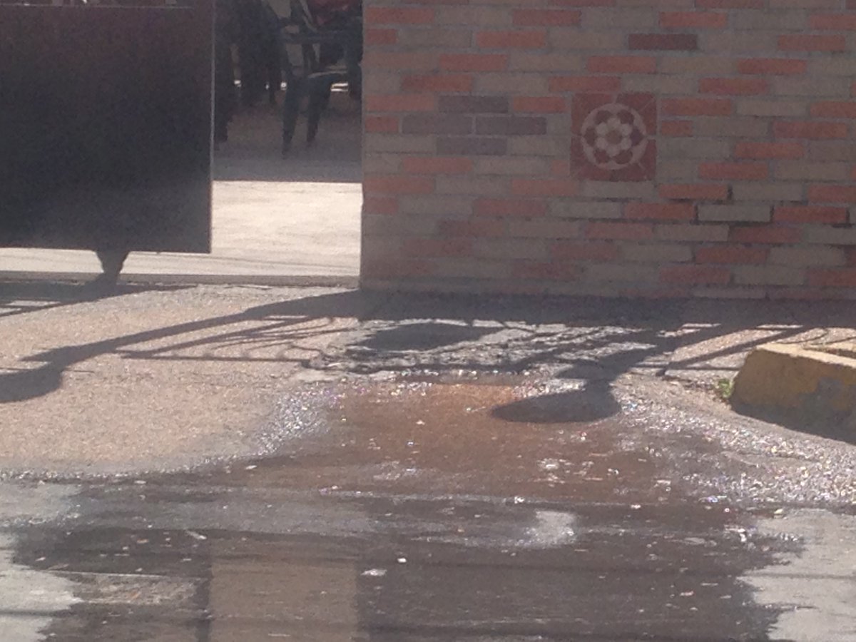 rojita45's tweet photo. 🤔QUE ESPERANZA,  frente a la @Alcdpalavecino este desrrame  de agua blanca @CulturaCabudare @gobiernodelara https://t.co/hKgIoJcySU