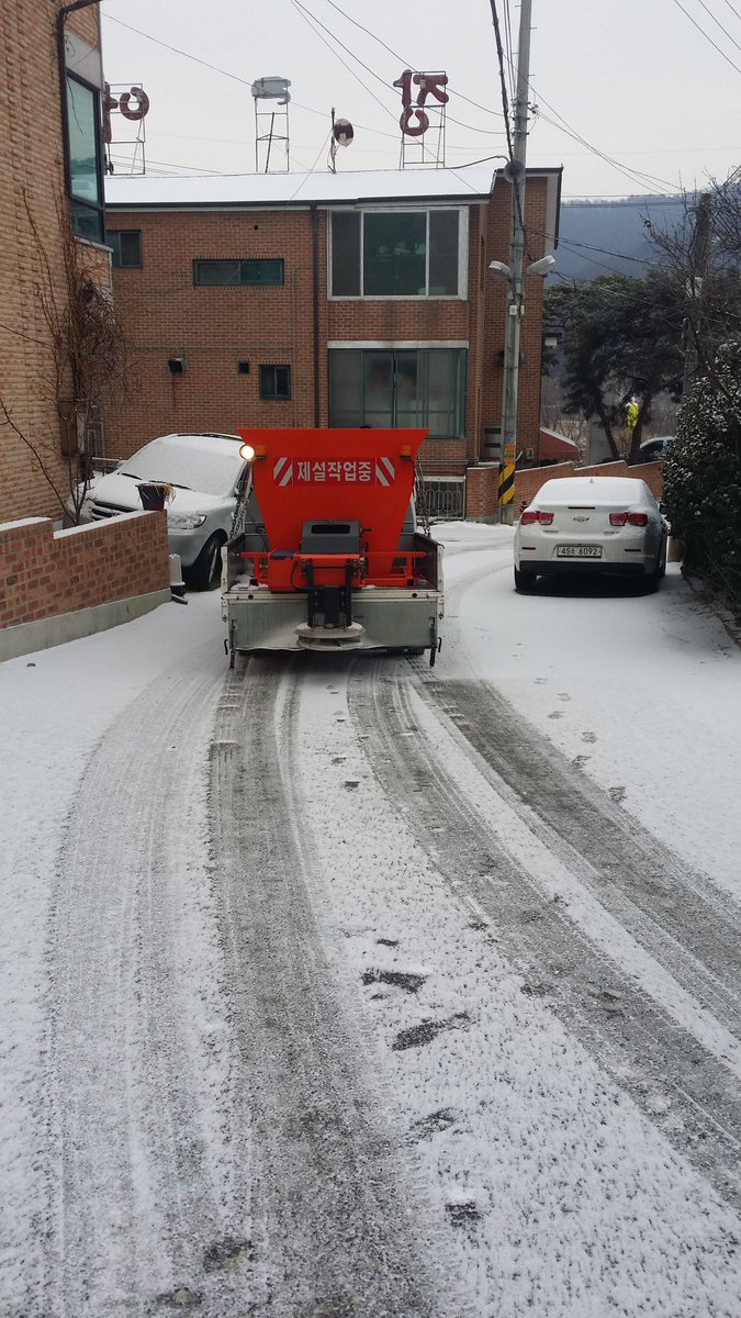 #성남시 #수정구#고등동 (동장 안상두) 에서는
금일 내린 눈으로 청계산 산책로인 상적3통(옛골). 얼음골.,고등4통에서 고등 등자리로 넘어가는 산길 등에
대한 염화칼슘 등을 살포..이제서야 제설작업을 완료하였습니다.

 - #고등동은 시민이 안전한 그날까지.. 합니다#