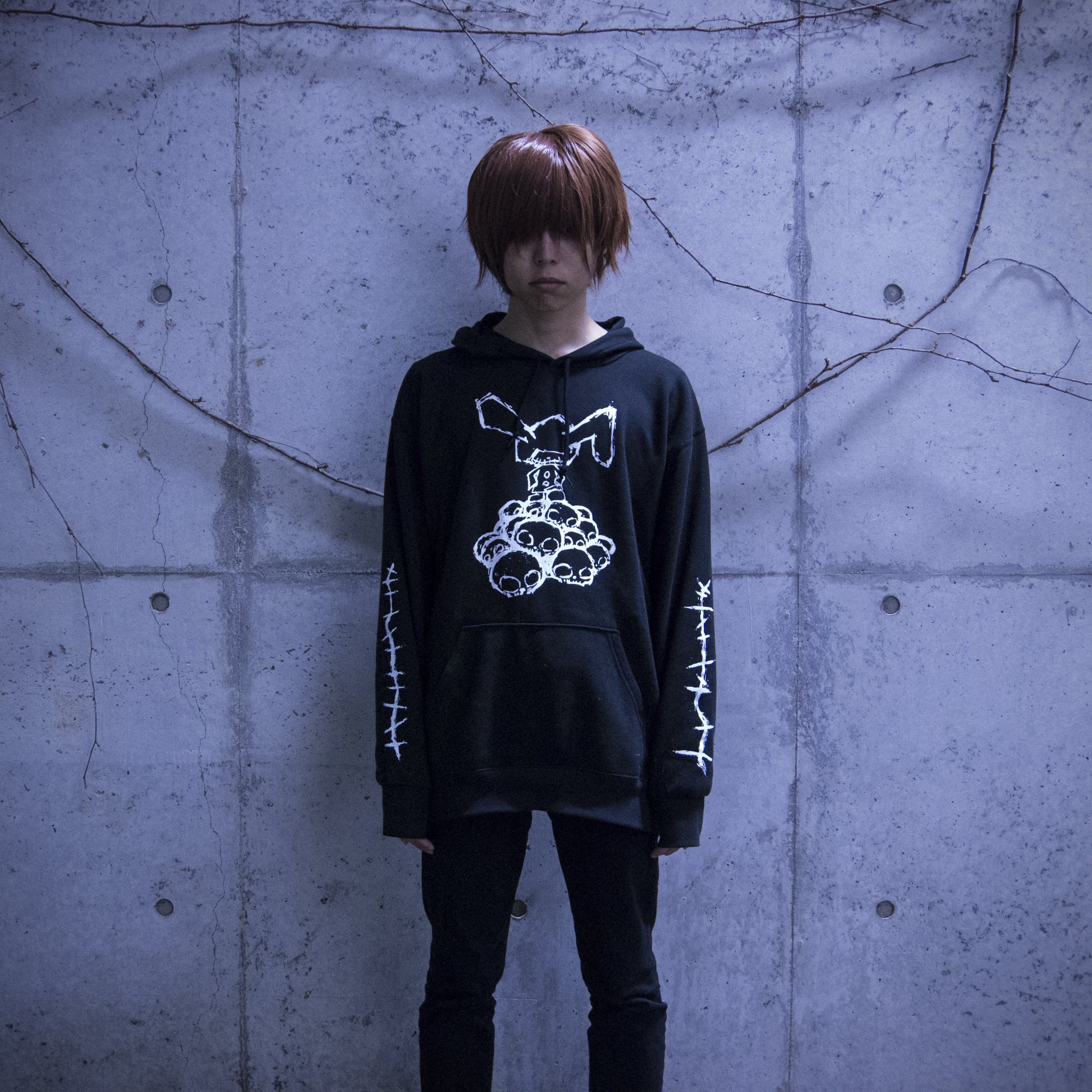 Deariveth ディアライブス Official Dolly S Nightmare Parka 6 500yen 髑髏の上に立ち誇るdollyちゃんがデザインされた特大パーカーです 腕にはアシンメトリーの縫い目が描かれています T Co Gpyixcxoqe ファッション パーカー コーデ